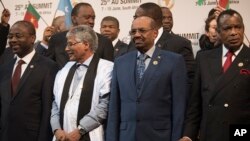 Sudanese president Omar al-Bashir, 2nd from right, stands with other African leaders during a photo op at the AU summit in Johannesburg, June 14, 2015.