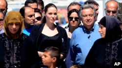 Diễn viên điện ảnh Angelina Jolie, đặc sứ của cơ quan tị nạn Liên hiệp quốc và Cao ủy trưởng Cao ủy Tị nạn Liên hiệp quốc đến thăm trại người Syria tị nạn ở Kilis, Thổ Nhĩ Kỳ