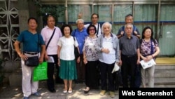 89岁杜光(左四)等人无法参与每月餐聚后拍照留念 (高瑜推特图片 )
