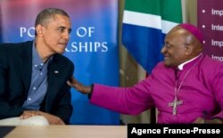 FILE - US President Barack Obama (L) sits next to South Africa's Nobel peace laureate Archbishop Desmond Tutu following a tour of the Desmond Tutu HIV Foundation Youth Centre in Cape Town, South Africa, on June 30, 2013.