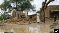 Des sinistrés nigériens près de leurs maisons (Archives, 17 aout 2010, Oxfam).