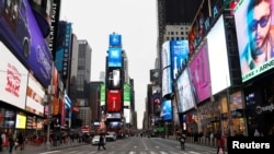 နယူးယောက်မြို့ Times Square တွင် ယခင်က လူစည်ကားသလောက် ယခု လူသွားလူလာ ရှင်းလင်းနေသည့် မြင်ကွင်း။ (မတ် ၁၂၊ ၂၀၂၀)