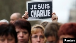 Хвиниа мовчання після атаки на редакцію сатиричного журналу Charlie Hebdo в Парижі