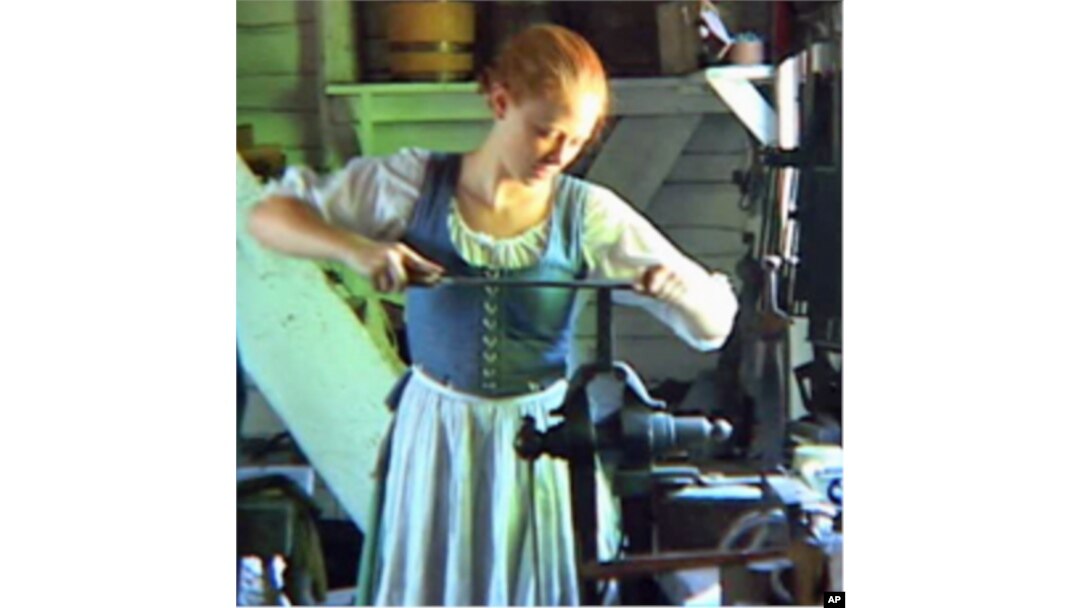 Williamsburg re-enactors dress in 18th century clothing and demonstrate how Americans lived at the time of the Revolutionary War.