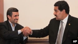 Foto de 2013, en la que el entonces presidente iraní, Mahmoud Ahmadinejad, saluda a Nicolás Maduro, a la sazón, vicepresidente de Venezuela.