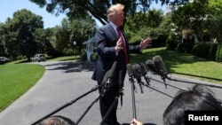 El presidente de EE.UU. Donald Trump habla con periodistas en el Jardín Sur de la Casa Blanca antes de abordar el helicóptero Marine One para viajar a Iowa a un evento electoral. Junio 11 de 2019. REUTERS/Leah Millis.