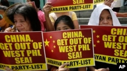 Người Philippines biểu tình phản đối trước lãnh sự quán Trung Quốc tại khu tài chính Makati, phía đông Manila.