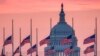 Bendera Amerika di sekitar Gedung Capitol, Washington D.C., dikibarkan setengah tiang untuk menghormati Senator John McCain, yang meninggal dunia karena kanker otak di usianya yang ke-81, 26 Agustus, 2018. 