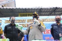 Kapolda Sumut, Irjen Pol Sormin Martuani saat memberikan keterangan pers di Rumah Sakit Bhayangkara Medan, terkait penggagalan peredaran sabu-sabu seberat 100 kilogram. Selasa, 18 Agustus 2020. (Courtesy: Polda Sumut)