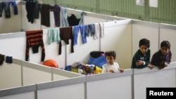 Trẻ em tại một trung tâm tạm trú cho di dân bên trong một địa điểm từng là sân bayTempelhof tại Berlin, Đức, ngày 9/12/2015.
