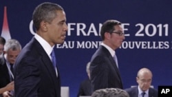 Presidents Nicolas Sarkozy (r) and Barack Obama during the G20 Summit in Cannes, Nov.3, 2011.