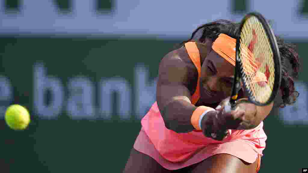 Serena Williams retornando a bola de Zarina Diyas, durante partida no Torneio BNP Paribas de tennis.