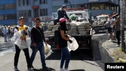 Vehículos cargados de escombros luego que la población se reuniera para limpiar las calles de Quito, Ecuador, tras varios días de protestas. Octubre 14 de 2019. Reuters/Henry Romero.