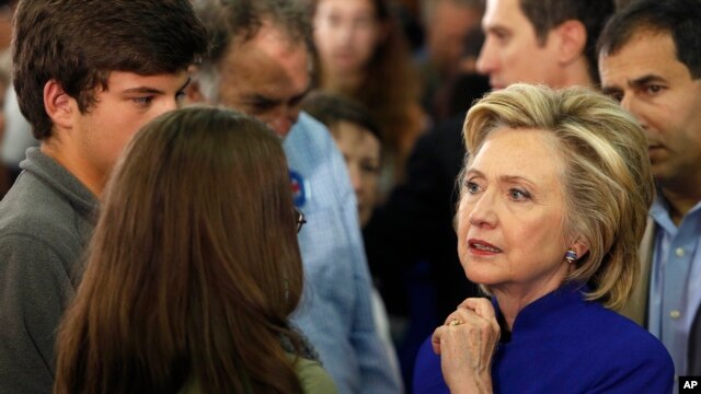 Hillary Clinton conversa con simpatizantes durante un mitin en River Valley Community College, en Claremont, New Hampshire.