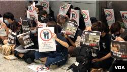 香港民众10月21日在铜锣湾地铁站静坐 抗议他们所说的“警黑合作”（美国之音任新拍摄）