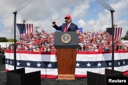 Дональд Трамп выступает на предвыборном митинге на стадионе Раймонд Джеймс в Тампе, Флорида, 29 октября 2020 года