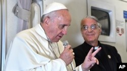 El papa Francisco respondió preguntas en un viaje desde Filipinas a Roma.