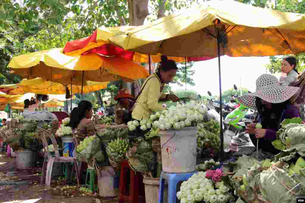 អ្នកលក់​ផ្កានៅ​ទៅមុខព្រះបរមរាជវាំង​ក្នុងទីក្រុង​ភ្នំពេញ