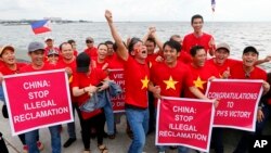 Người Việt tuần hành ở Manila trước khi Toà Trọng tài LHQ ra phán quyết bác bỏ tuyên bố chủ quyền của Trung Quốc ở Biển Đông, 12/7/2016, Philippines.