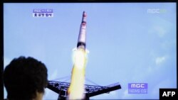 Lansiranje severnokorejske rakete, kako je prikazano na jednom od južnokorejskih televizijskih kanala