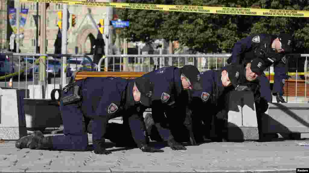 Police perform a thorough search of the area around the National War Memorial in downtown Ottawa, Oct. 23, 2014. 