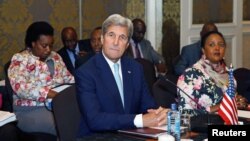 Menlu AS John Kerry (tengah) dalam pertemuan dengan Menlu negara-negara Afrika timur di Nairobi, Kenya, Senin (22/8).
