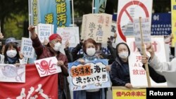 人々は、福島第一原子力発電所から汚染された放射性廃棄物を投棄するという日本政府の決定に抗議します。