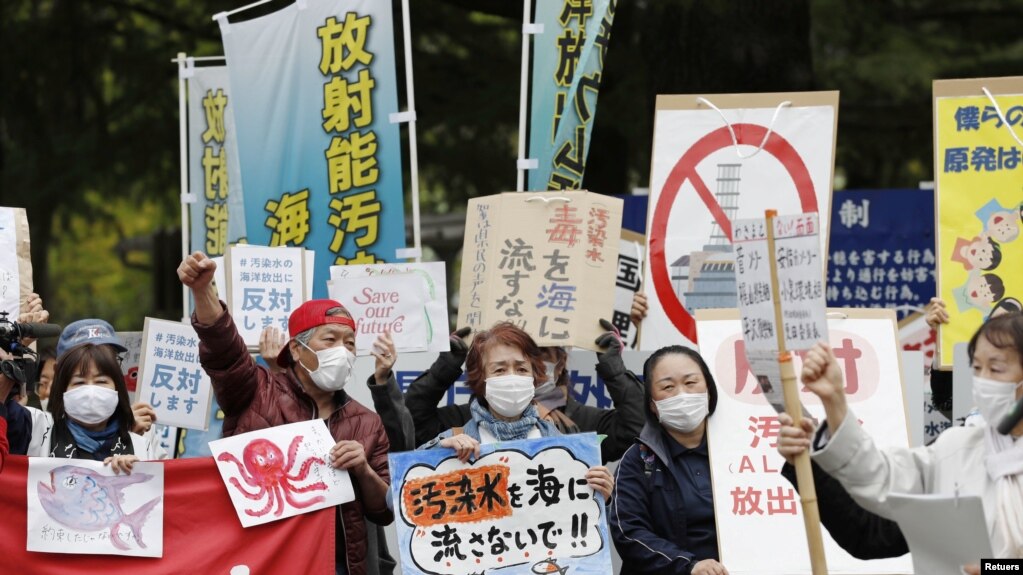 日本民众在福岛市政厅前抗议日本政府福岛核电站废水排海的决定。（2021年4月13日）(photo:VOA)