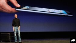 애플의 창시자 스티브 잡스가 생전에 아이패드 2 출시에 앞서 제품 설명을 하고 있다. 
