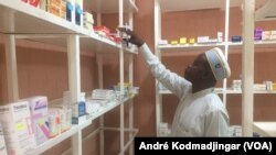 Dans une pharmacie à N'Djamena, au Tchad, le 13 septembre 2018. (VOA/André Kodmadjingar)