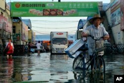 گوبل وارمنگ کے نتیجے میں شدید بارشوں اور سیلابوں سے کئی ملکوں میں بڑے پیمانے پر جانی اور مالی نقصانات ہوئے ہیں۔