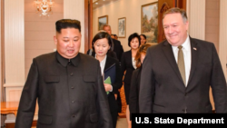 지난 7일 평양을 방문한 마이크 폼페오 미국 국무장관이 김정은 북한 국무위원장과 함께 회담장으로 들어가고 있다. 사진출처=폼페오 장관 트위터.