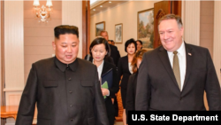 지난달 7일 평양을 방문한 마이크 폼페오 미 국무장관이 김정은 북한 국무위원장과 회담장으로 들어서고 있다.
