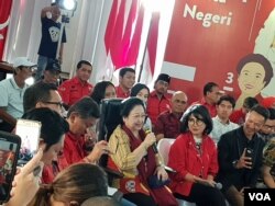 Ketua Umum PDI Perjuangan, Megawati Soekarnoputri bercerita di hadapan ratusan orang di Kantor DPP PDI Perjuangan, Menteng, Jakarta, Senin (7/1/2018). (Foto: VOA/Ahmad Bhagaskoro)