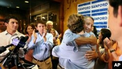 El legislador Mark Sanford abraza a sus hijos tras la elección primaria del martes, 12 de junio de 2018, en Mount Pleasant, Carolina del Sur.