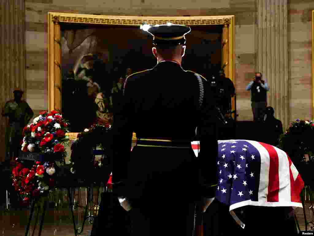 Peti jenazah mendiang Presiden George H.W. Bush tiba di Gedung Capitol, Washington, D.C., 3 Desember 2018.