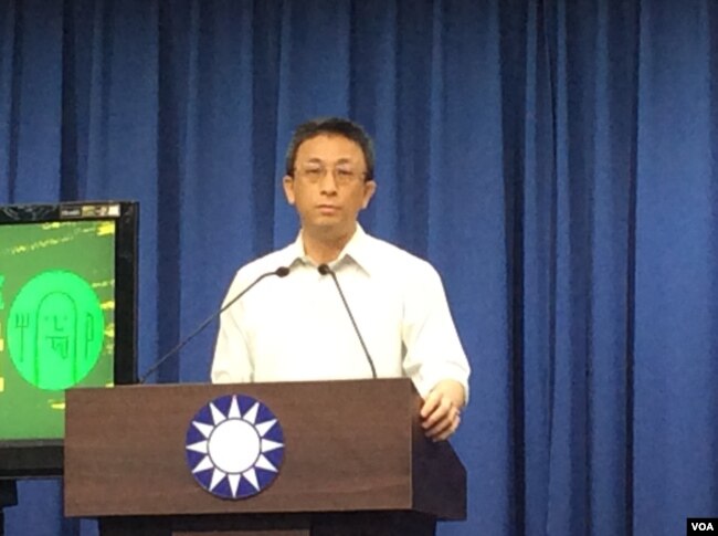 台湾中国国民党文传会副主委胡文琦2017年6月12日在记者会上(美国之音记者申华 拍摄)