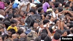 Desakan kerumunan orang yang menghadiri upacara Hindu Maha Pushkaralu di bantaran sungai Godavari di Rajahmundry di Andhra Pradesh, India (14/7), tempat 27 orang tewas.