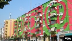 Fasadë pallati në Tiranë nga Helidon Gjergji
