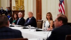 Presiden Trump bersama Wakil Presiden Pence dan Ibu Negara Melania Trump dalam sebuah rapat dengan Menteri Urusan Kesehatan dan Layanan Publik AS (HHS), Alex Azar, mengenai pembukaan sekolah di tengah pandemi corona (COVID-19) di Gedung Putih, 7 Juli 2020.