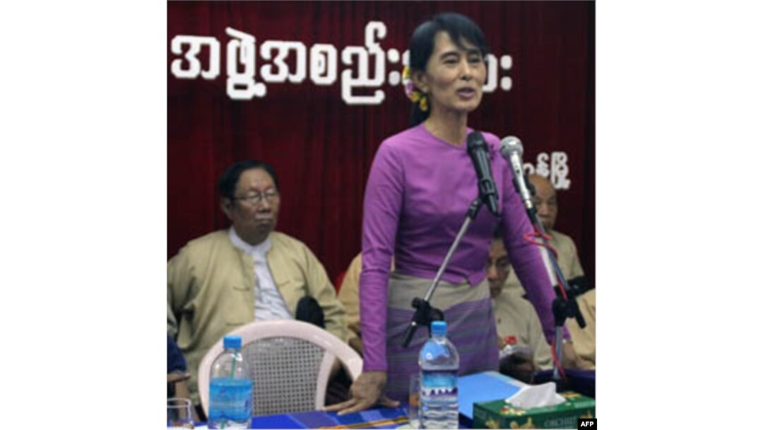 Yillar davomida ta'qib qilingan, uy qamogi'da o'tirgan muxolifat faoli Aung San Su Chiy endi hukumat bilan muloqotda, parlament saylovlarida qatnashmoqchi.