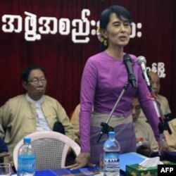 Yillar davomida ta'qib qilingan, uy qamogi'da o'tirgan muxolifat faoli Aung San Su Chiy endi hukumat bilan muloqotda, parlament saylovlarida qatnashmoqchi.