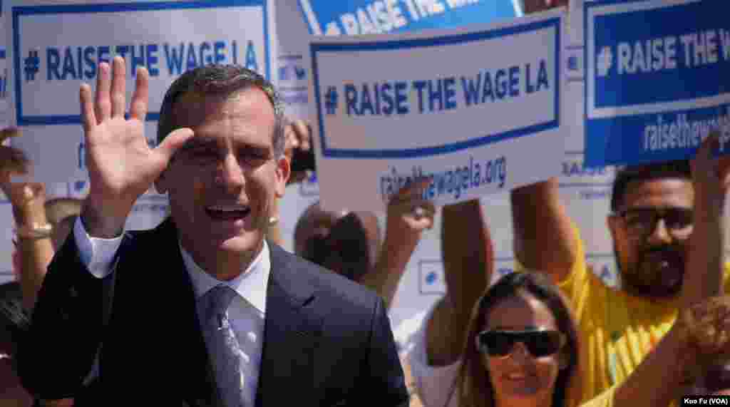 洛杉矶市长贾西提倡议提高最低工资（美国之音国符拍摄）