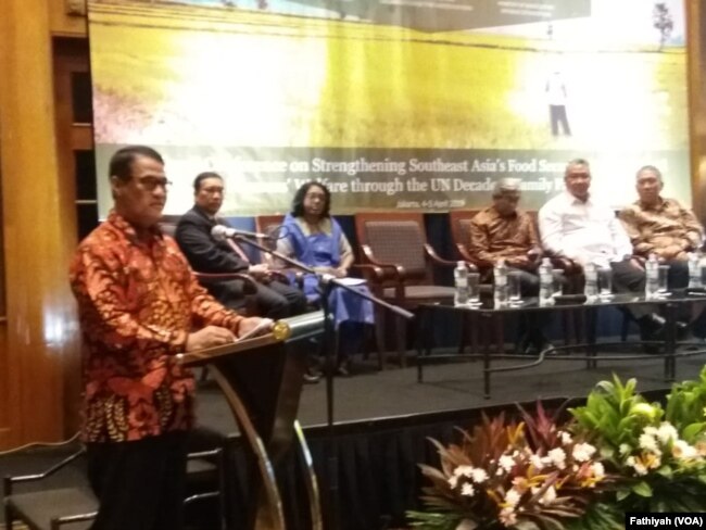 Menteri Pertanian Andi Amran Sulaiman dalm pembukaan Konferensi Regional mengenai Penguatan Keamanan Pangan di Asia Tenggara yang digelar di Jakarta, Kamis (4/4). (Foto: VOA/Fathiyah)