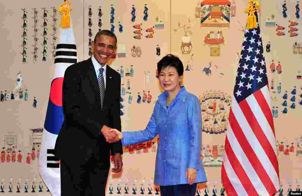 U.S. President Barack Obama (L) and South Korean President Park Geun-hye (R) pose for a photo during their meeting at the presidential Blue House in Seoul, April 25, 2014. 