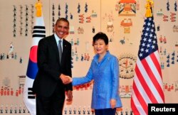 FILE - U.S. President Barack Obama (L) and South Korean President Park Geun-hye (R) pose for a photo during their meeting at the presidential Blue House in Seoul, April 25, 2014.