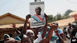 Des Gambiens jubilent dans les rues après l’annonce des résultats provisoires donnant vainqueur le candidat de la coalition de l’opposition Adama Barrow devant le président sortant Yahya Jammeh Serrekunda, Gambie, 2 décembre 2016