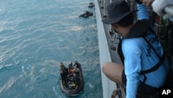 인도네시아 해군 잠수요원들이 에어아시아기 동체 꼬리 부분을 끌어 올리기 위해 준비하고 있다.