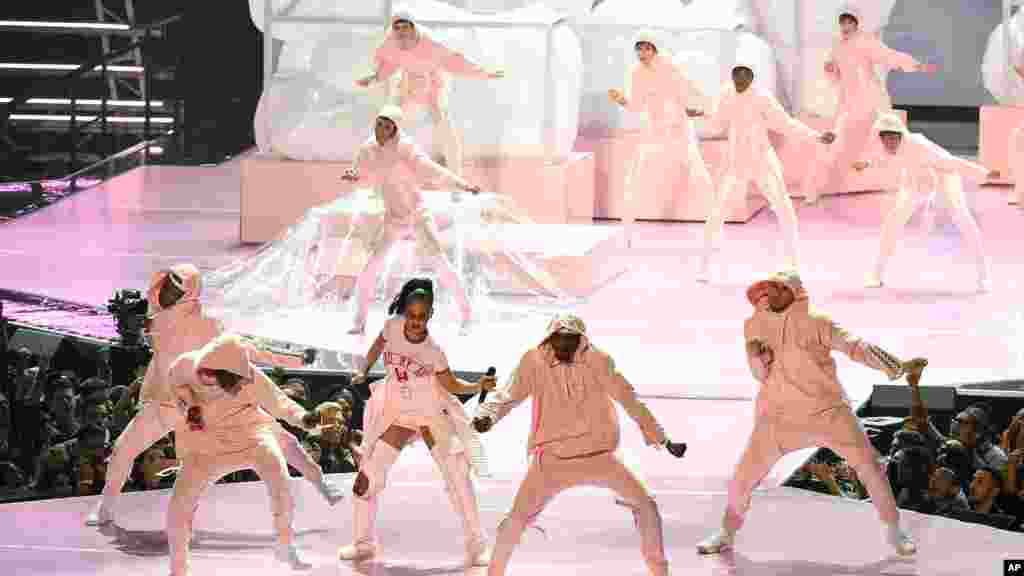 Rihanna et sa troupe de danse sur scène au Madison Square Garden, le 28 août 2016.