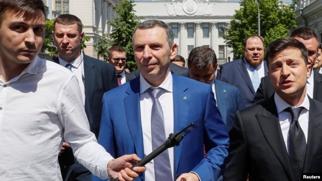 Presiden Ukraina Volodymyr Zelenskiy (kanan) bersama Serhiy Shefir (tengah), salah seorang pembantunya dan pengwalnya di Kyiv, Ukraina (foto: dok).